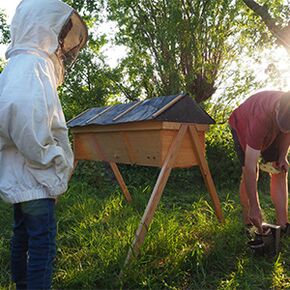 Kind mit Imkerhaube beim Bienenschnupperkurs