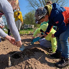 Kooperationsprojekt mit dem Waldpädagogikzentrum Reinhausen für Schüer:innen der zweiten Grundschulklassen in