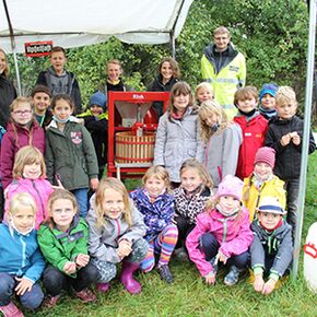 Die Kinder der Klasse 2a aus der Grundschule Friedland mit der Saftpresse
