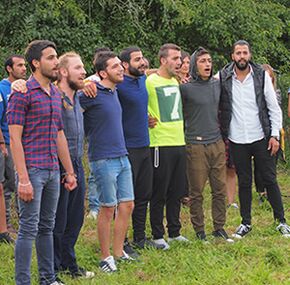 Gemeinsames Singen mit Freiwilligen vom SCI-Studycamp und Geflüchteten