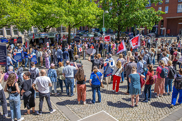 Erwachsenenbildungseinrichtungen aus ganz Niedersachsen demonstrierten am 15. Mai vor dem Nds. Landtag